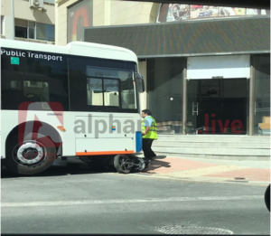 ΦΩΤΟ: Λεωφορείο προσέκρουσε σε σταθμευμένα οχήματα στο κέντρο της Λευκωσίας