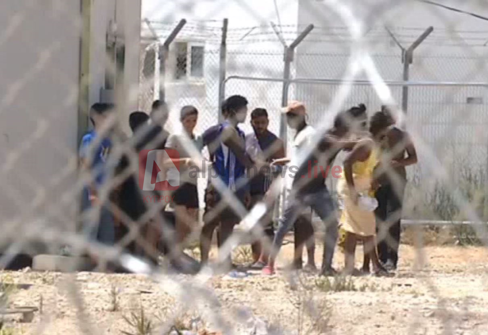 Τους έβαλαν σε καραντίνα και καυγαδίζουν σπρώχνοντας ο ένας τον άλλον (ΒΙΝΤΕΟ)