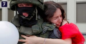 Διαδηλωτές αγκαλιάζουν τους αστυνομικούς και στέλνουν μηνύματα ειρήνης