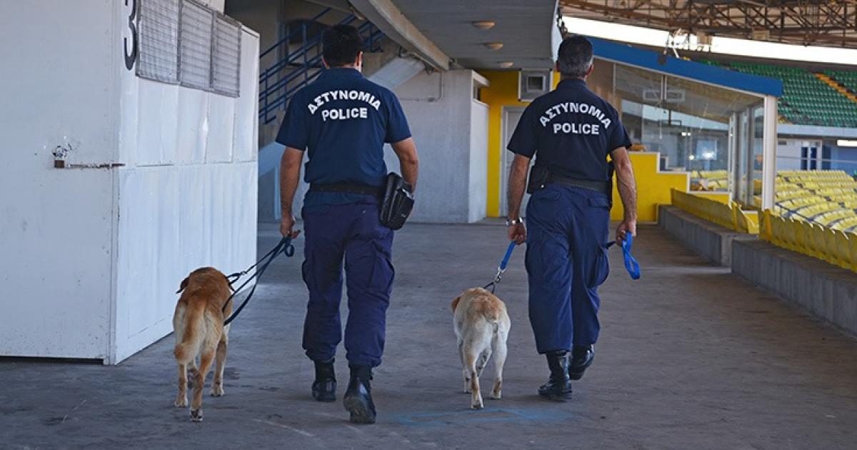 Oκτώ ανιχνευτικοί σκύλοι με μέλη Αστυνομίας και ΕΜΑΚ μεταφέρονται στον Λίβανο