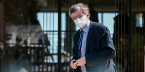 Εκτάκτως στη Θεσσαλονίκη ο Τσιόδρας μετά την "έκρηξη" κρουσμάτων κορωνοϊού