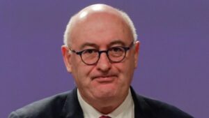 "Έσπασε" την καραντίνα και παραιτήθηκε ο Επίτροπος Εμπορίου της ΕΕ