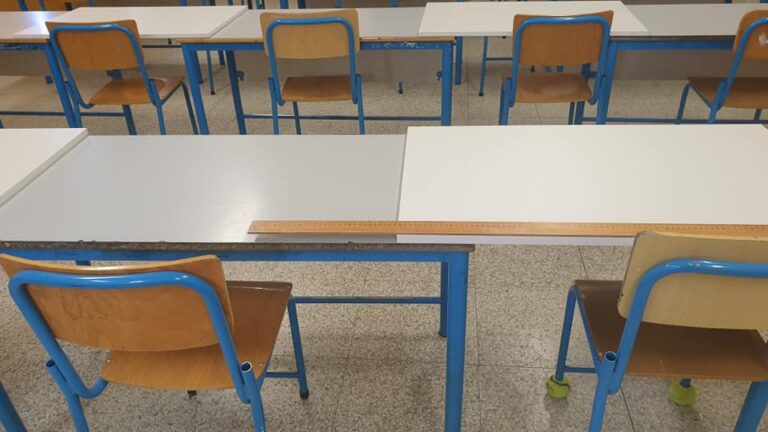 ΦΩΤΟ: Μέτρησε τις αποστάσεις στα θρανία ο ΓΓ της ΠΟΕΔ και δεν επαρκούν…