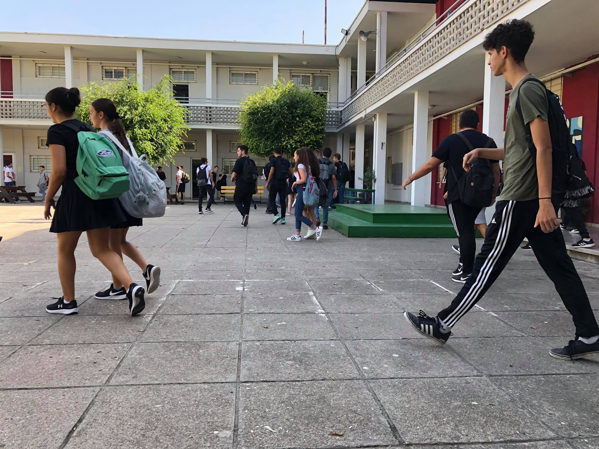 Έξω από τις τάξεις οι μαθητές και διαμαρτυρίες για μάσκες και εξετάσεις (ΒΙΝΤΕΟ)