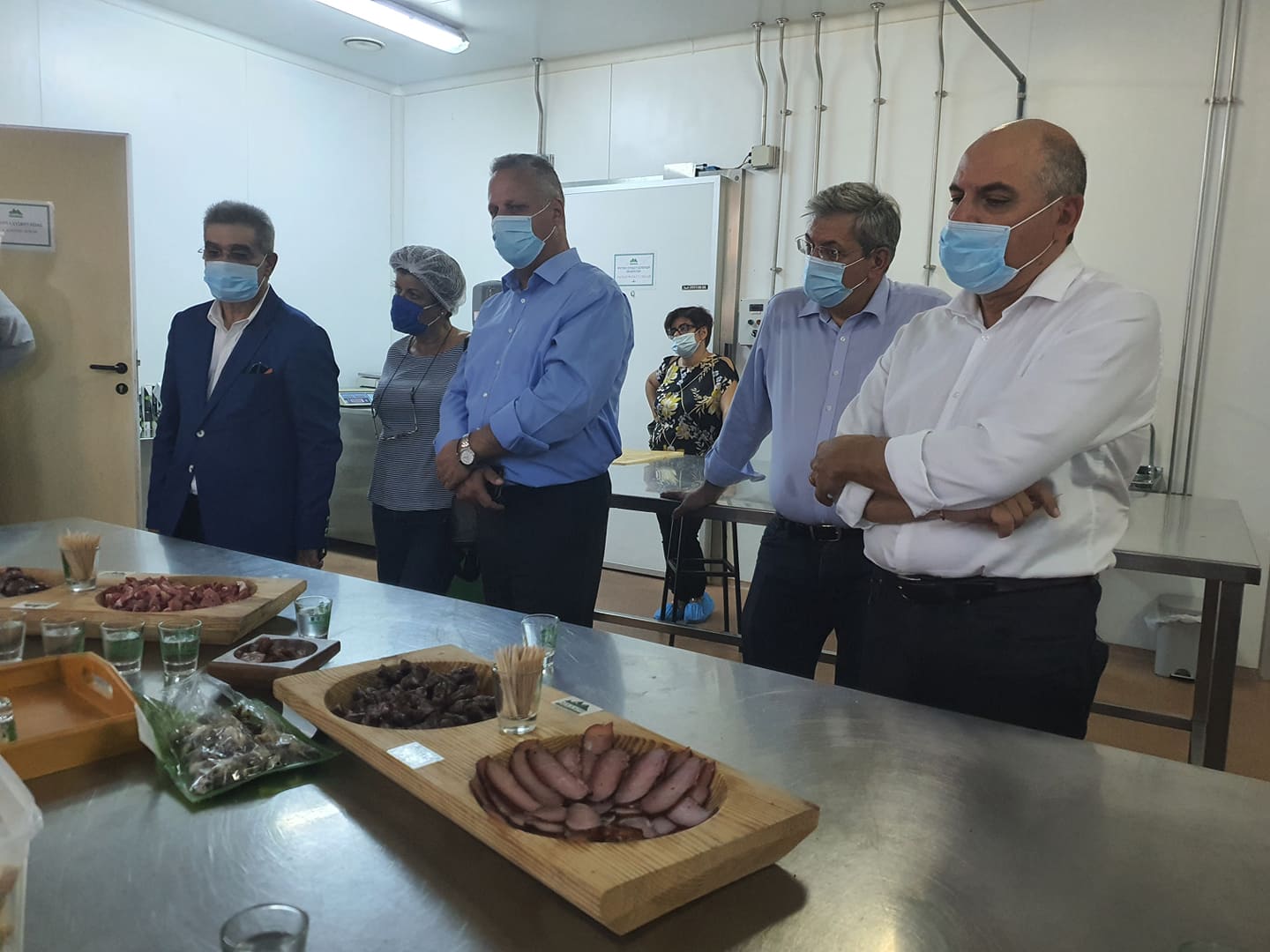 Έρχονται μηλόπιττα Τροόδους και χοιρομέρι Πιτσιλιάς με "βούλα" από τη Βουλή