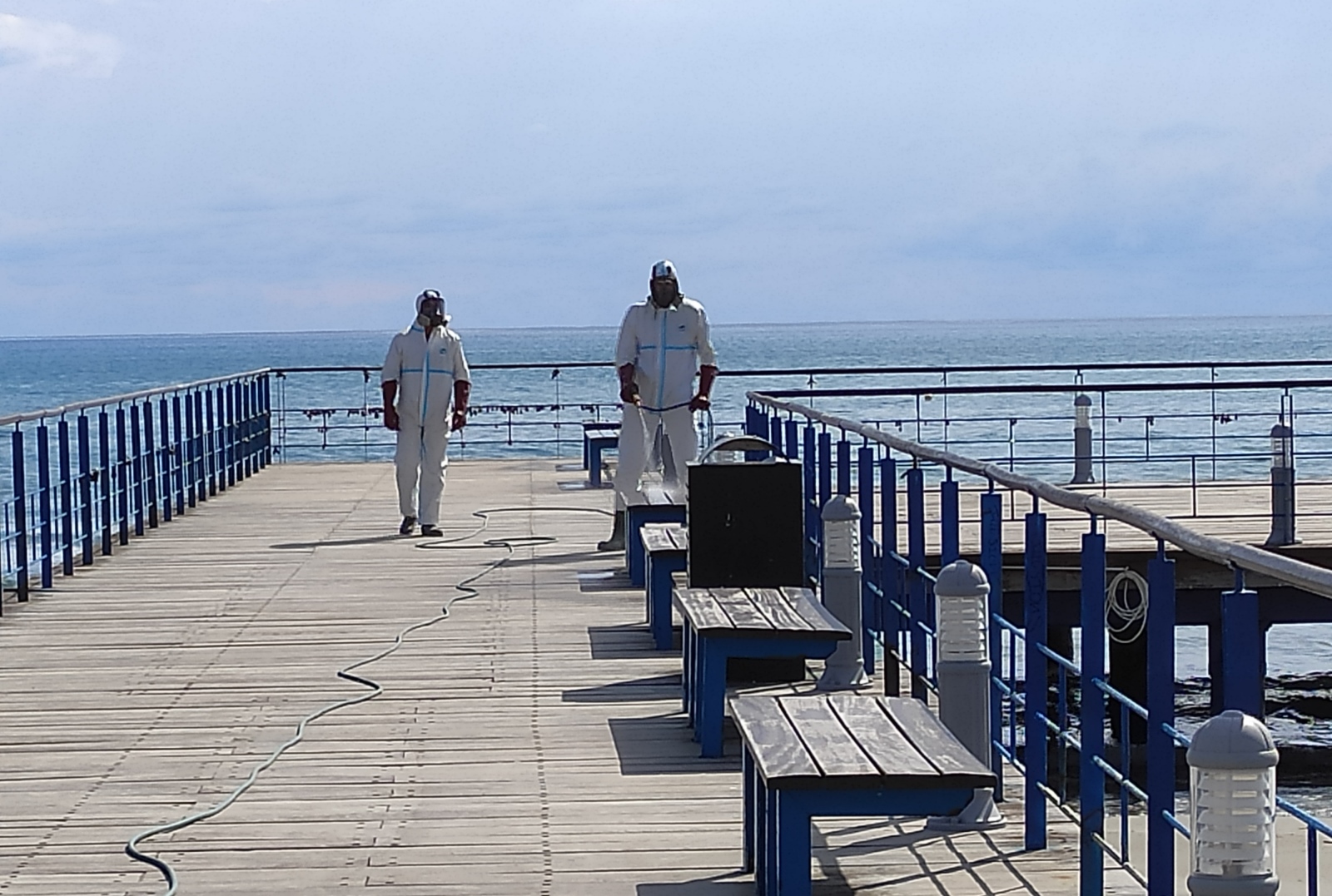 Απολυμαίνουν πλατείες, πάρκα, θέατρα και στάσεις λεωφορείων στη Λάρνακα