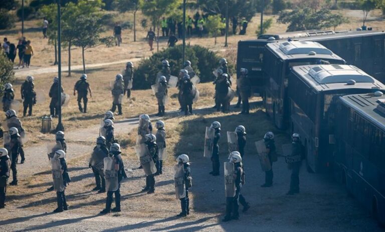 Ένταση στον Βόλο μεταξύ οπαδών της ΑΕΚ και της αστυνομίας