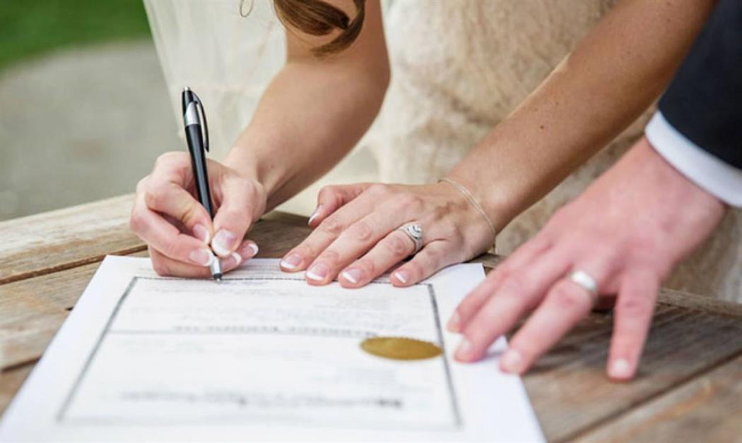 Πολιτική συμβίωση: Πόσα ζευγάρια προτίμησαν το σύμφωνο από το γάμο; (ΒΙΝΤΕΟ)