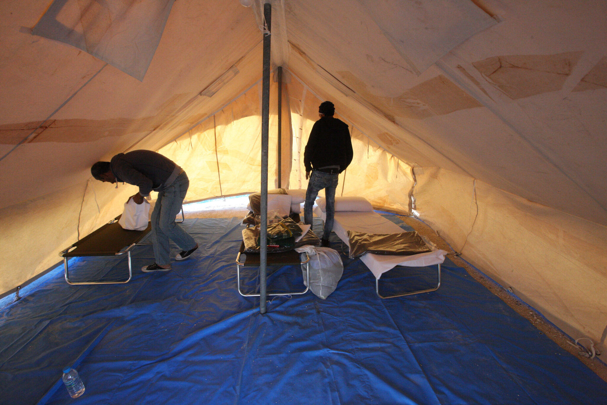 O Γεάδης καταγγέλει: Κλιματιστικά σε Κέντρα Φιλοξενίας, αλλά όχι στα σχολεία…