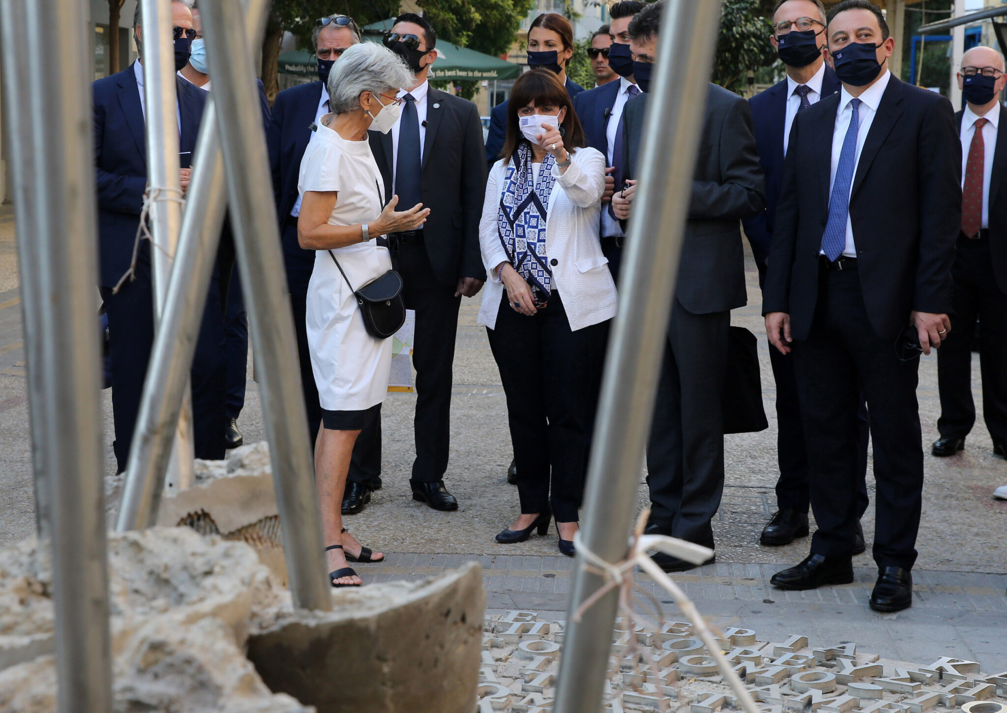 Η βόλτα της Σακελλαροπούλου στο οδόφραγμα της οδού Λήδρας (ΦΩΤΟ)