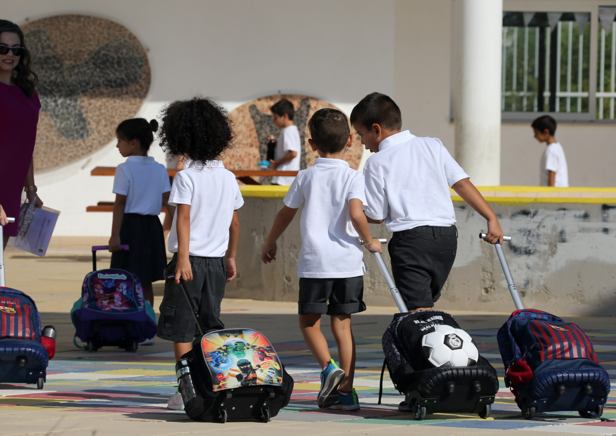 "Πρεμιέρα" με αποστάσεις, αντισηπτικά και μάσκες (ΒΙΝΤΕΟ)