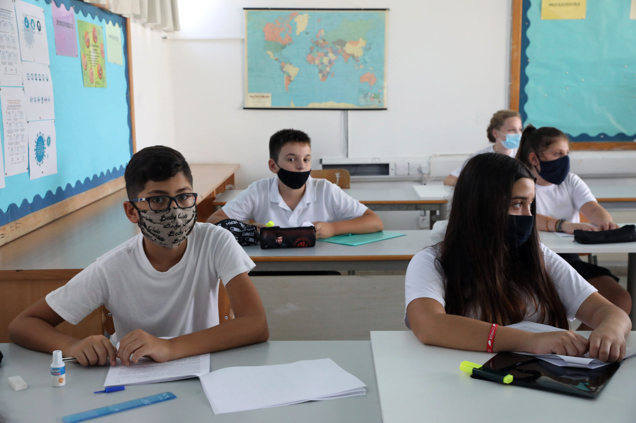 Βγάζουν μάσκες υπό προϋποθέσεις οι δάσκαλοι, άνιση μεταχείριση λένε οι γονείς