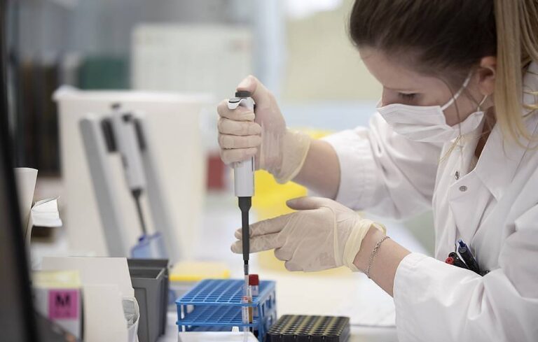 Εμβόλιο AstraZeneca: Θα γνωρίζει αν είναι αποτελεσματικό μέχρι το τέλος του 2020