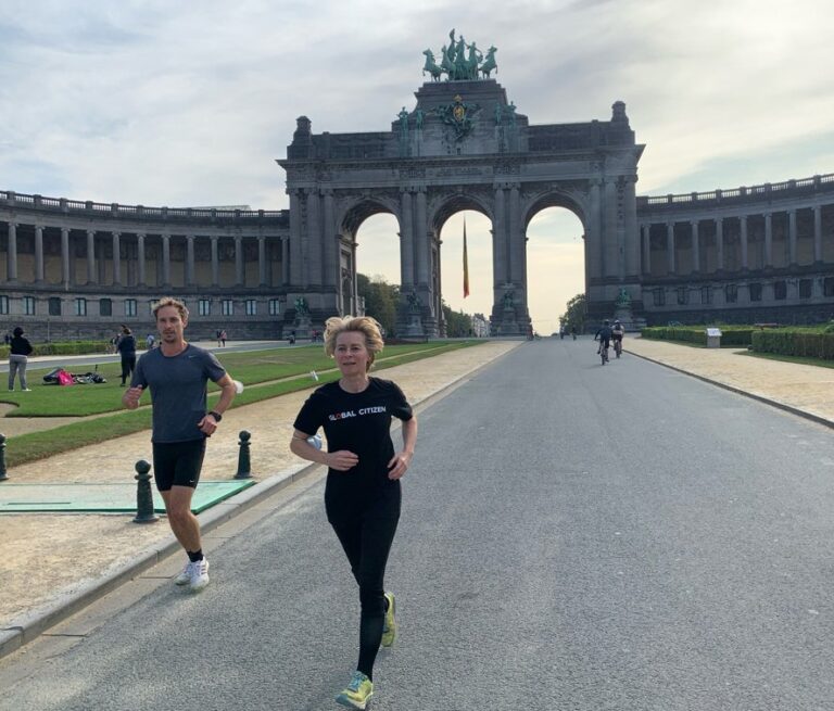 H Πρόεδρος της Κομισιόν “γιόρτασε” την Ημέρα χωρίς αυτοκίνητο κάνοντας τζόκινγκ