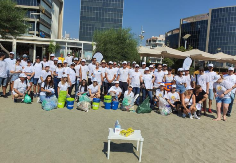 Εθελοντές μάζεψαν σε μισή ώρα 55 κιλά σκουπίδια σε παραλία στη Λεμεσό