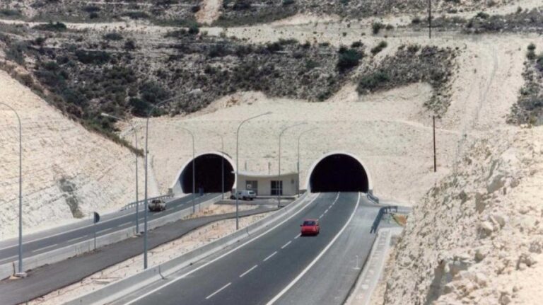 Κλειστή λωρίδα στη σήραγγα της Πάφου λόγω ατυχήματος