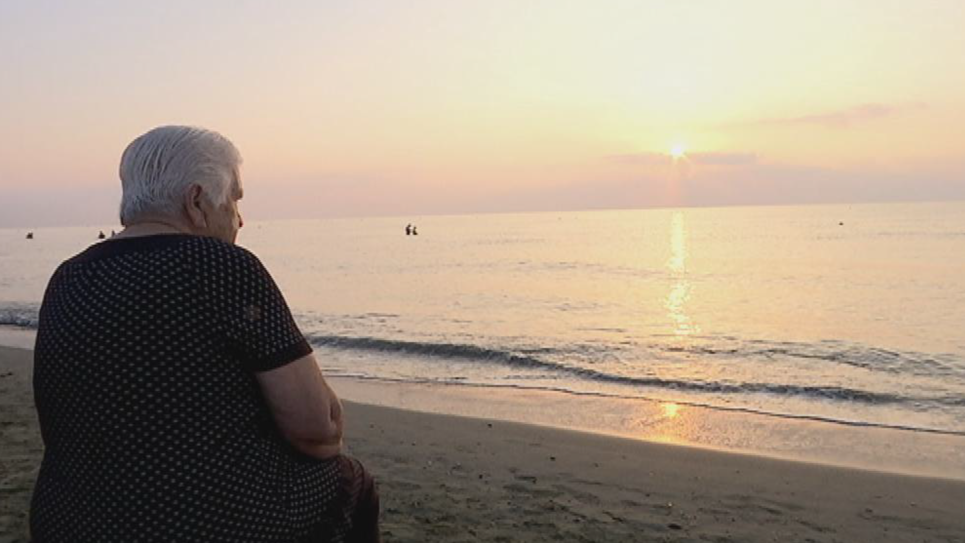 Παράδειγμα προς μίμηση: Η 83χρονη που καθαρίζει τις παραλίες της Λάρνακας (VID)