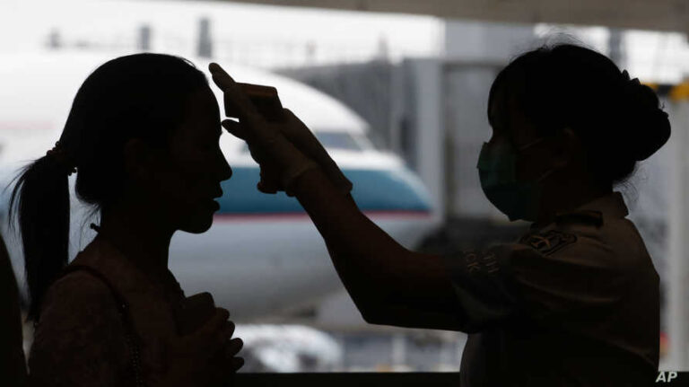 Αγνόησε τα συμπτώματα και δημιούργησε αλυσίδα μετάδοσης με 24 άτομα (ΒΙΝΤΕΟ)