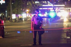 Άνοιξε πυρ κατά νεαρών που έκαναν πάρτι σε αυλή σπιτιού (ΒΙΝΤΕΟ)