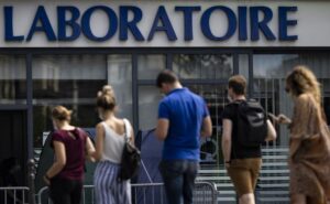 Αριθμός ρεκόρ στην Γαλλία: Σχεδόν 10χιλ νέα κρούσματα Covid-19