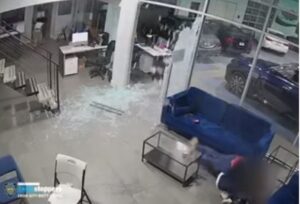 Η στιγμή που πατέρας ακούει πυροβολισμούς και γίνεται "ασπίδα" για τα παιδιά του