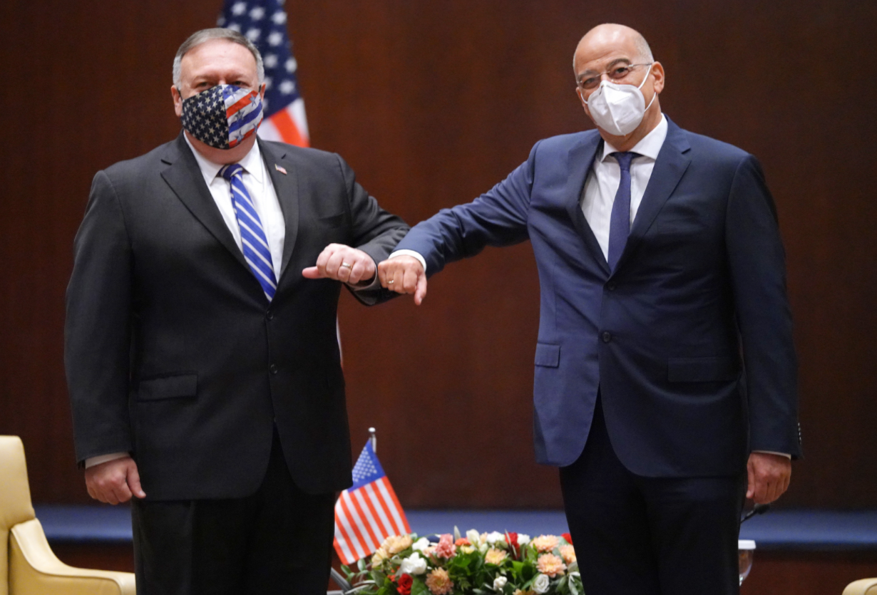 Ενθουσιασμένος που επέστρεψε στην Ελλάδα ο Πομπέο, έγινε δεκτός από τον Δένδια