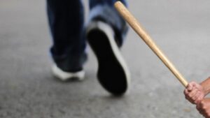 Ρόπαλο, σιδερογροθιά και πέτρες σε καταδίωξη νεαρών το βράδυ στην Πάφο
