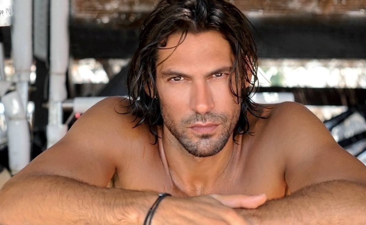 Νέα προσθήκη στις "8 λέξεις": Ο Σπαλιάρας "εισβάλλει" και έρχεται για ανατροπές