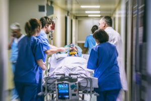 Ζήτησαν από γιατρό να εξετάσει ασθενή και τους απάντησε να μην τον ενοχλούν(VID)