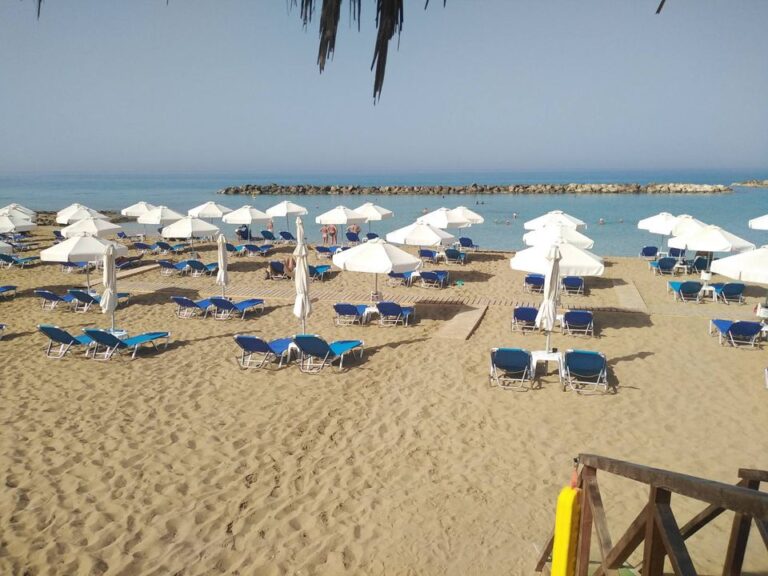 Κινδύνευσαν με πνιγμό τέσσερις γυναίκες σε παραλία της Πάφου