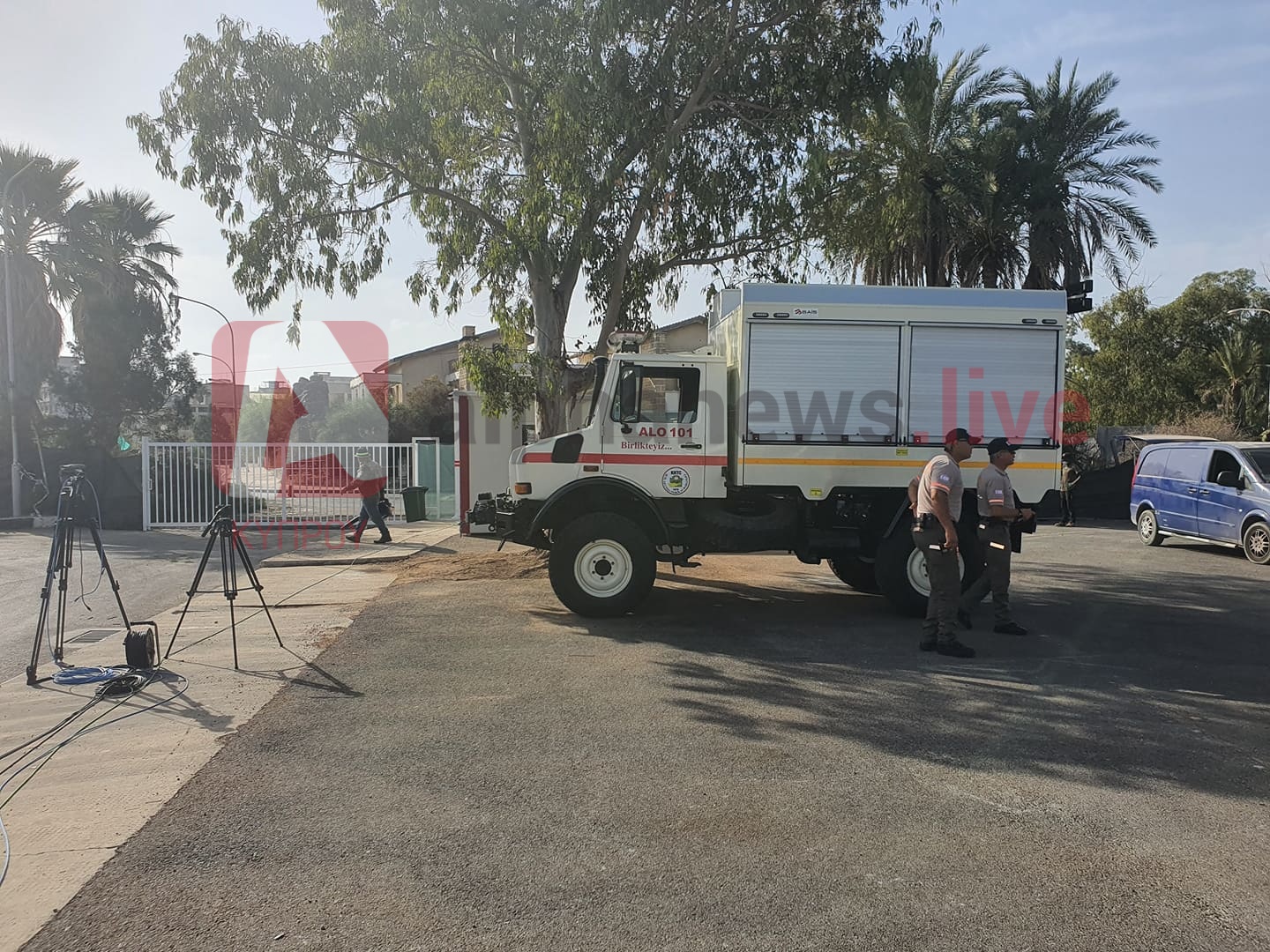 ΒΙΝΤΕΟ: Παρατάσσουν αστυνομικά οχήματα στο checkpoint που έστησαν στο Βαρώσι