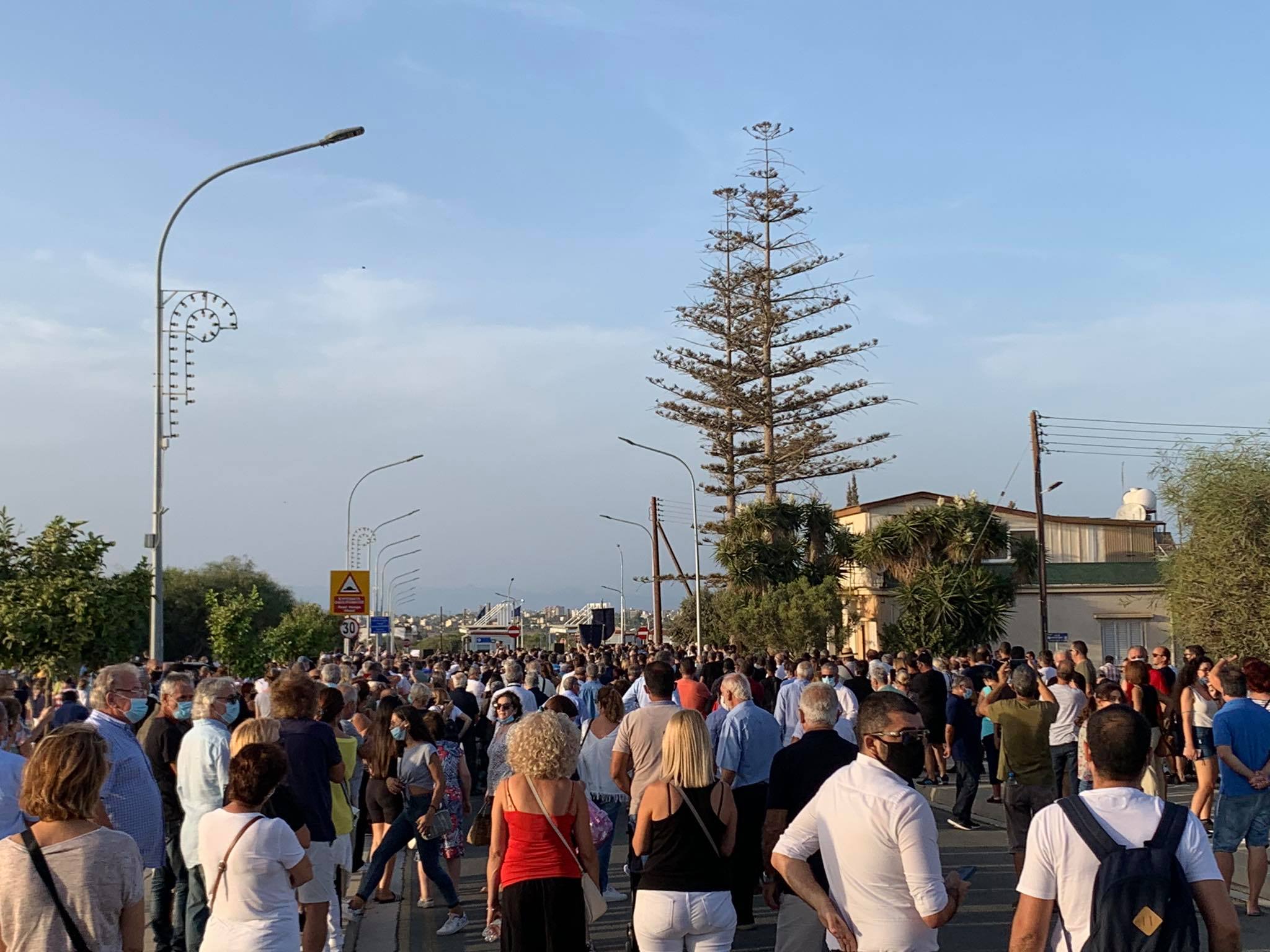 Στο οδόφραγμα Δερύνειας μεταφέρθηκε το δράμα των Αμμοχωστιανών (ΒΙΝΤΕΟ)