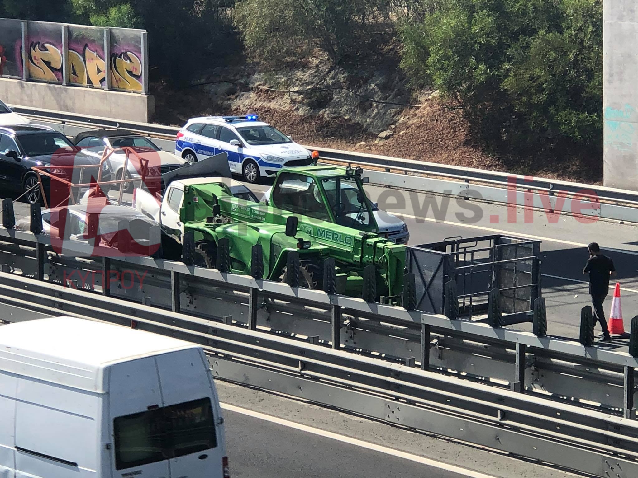 ΦΩΤΟ: Οδηγός "έπεσε" σε όχημα του Τμήματος Δημοσίων Έργων και τηλεσκοπικό γερανό