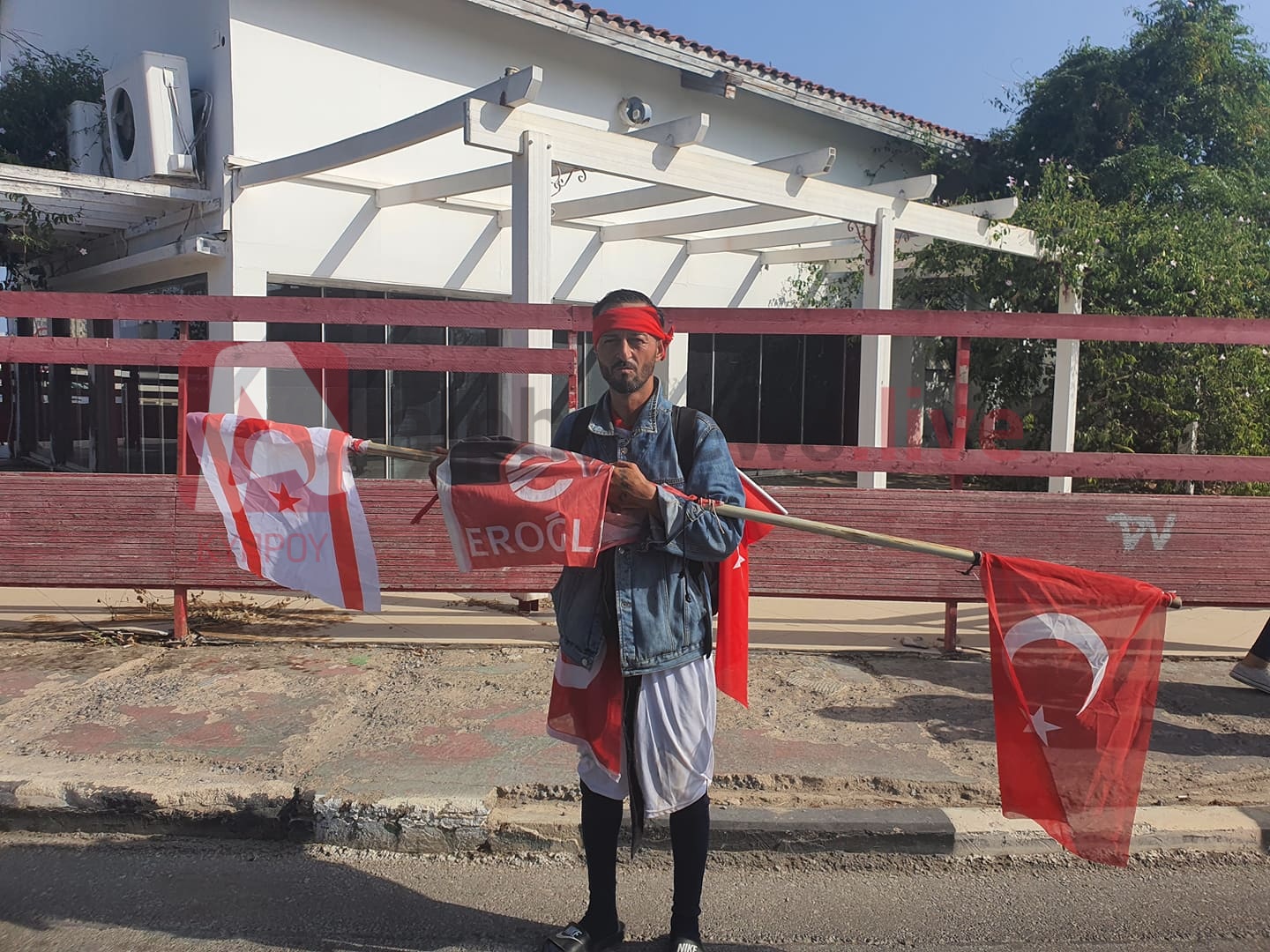 Με φωτογραφία του Έρογλου και σημαίες αναμένει για να μπεί στο Βαρώσι ΒΙΝΤΕΟ)