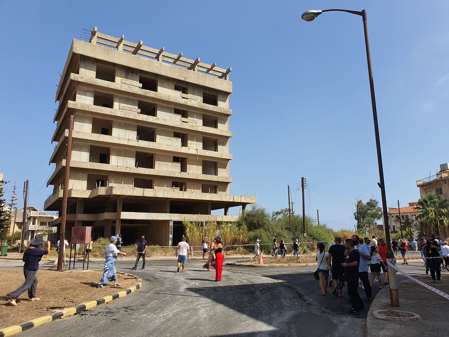 Άδειοι οι δρόμοι στα Βαρώσια λίγες μέρες μετά το σόου Τατάρ (VID)