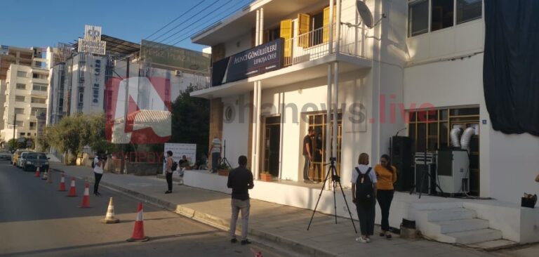 ΦΩΤΟ: O Αlpha Κύπρου στα "άδυτα" του εκλογικού επιτελείου του Μουσταφά Ακιντζί