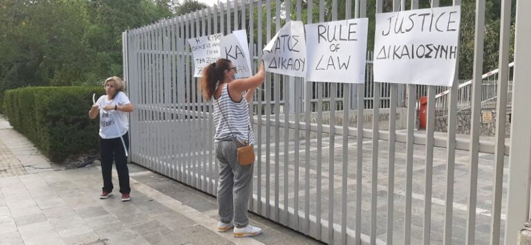 ΦΩΤΟ: Κρέμασαν στα κιγκλιδώματα της Βουλής επιγραφές "Κάθαρση" και "Δικαιοσύνη"