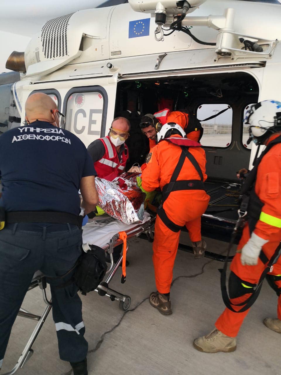 ΦΩΤΟ: "Αερογέφυρα" για τη διάσωση ασθενούς από πλοίο στ' ανοικτά της Λάρνακας