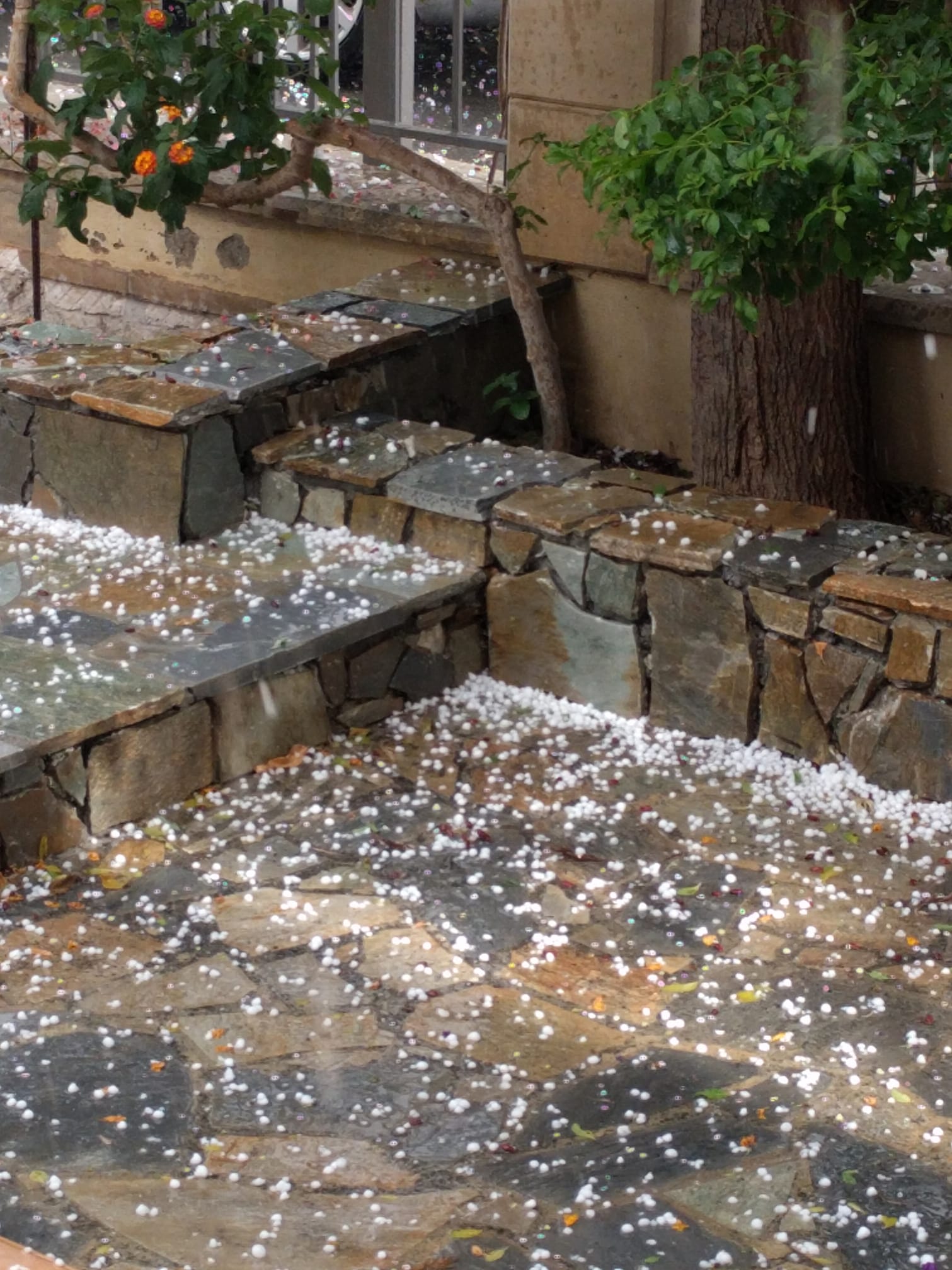 Βροχές και χαλάζι σε περιοχές της επαρχίας Λευκωσίας και Λάρνακας (ΒΙΝΤΕΟ&ΦΩΤΟ)