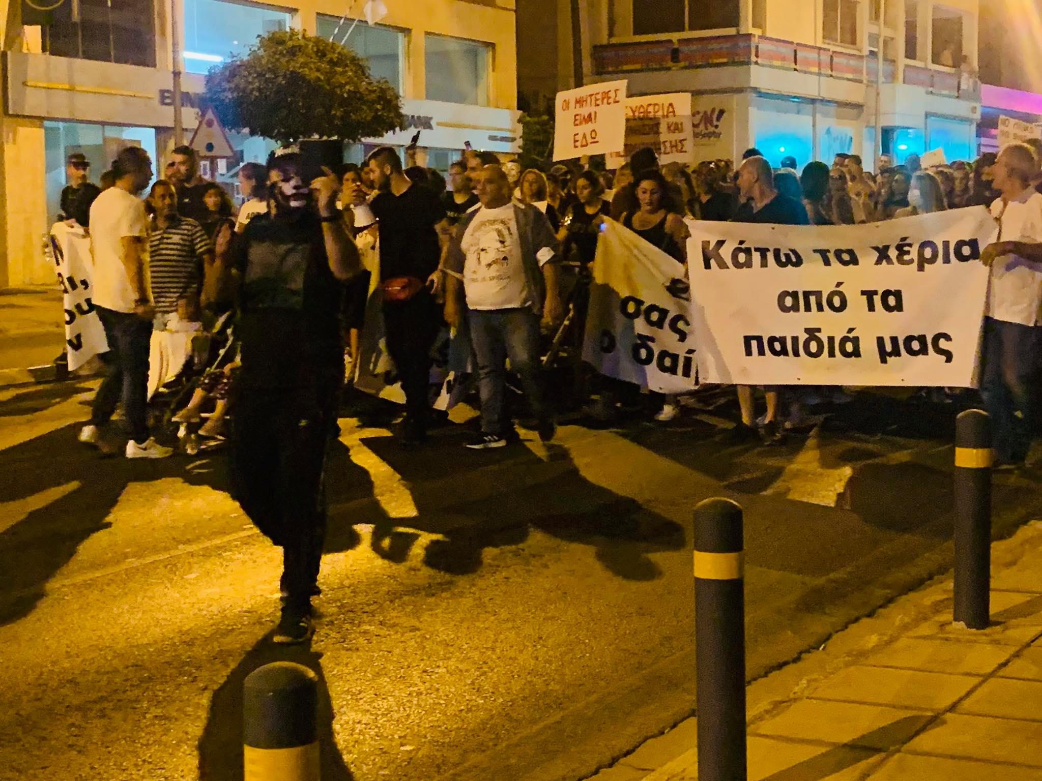 ΒΙΝΤΕΟ: Πορεία κατά των μέτρων χωρίς μάσκες και ψάλλοντας τον Εθνικό Ύμνο