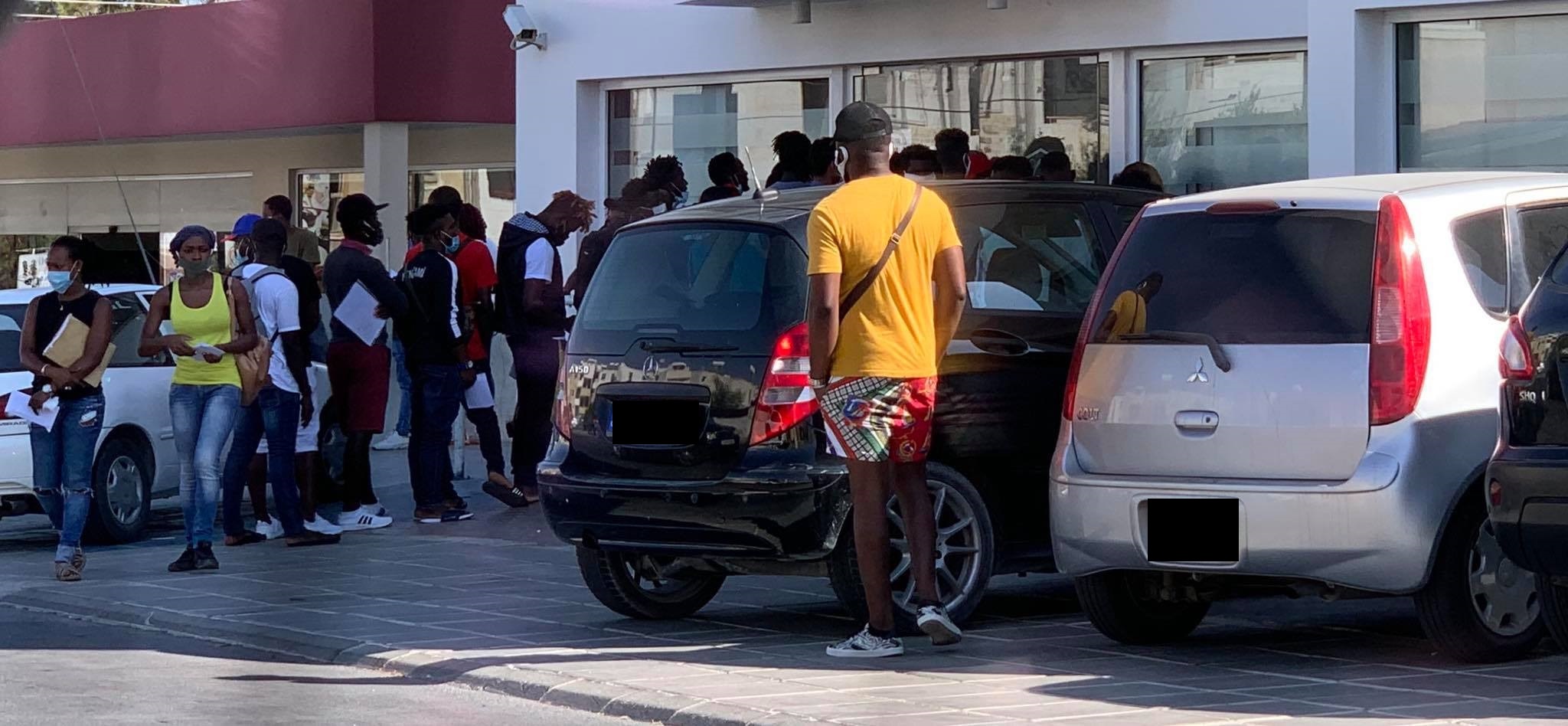 Ουρές αλλοδαπών έξω από τις ΥΚΕ Λάρνακας για να παραλάβουν επιδόματα (ΒΙΝΤΕΟ)