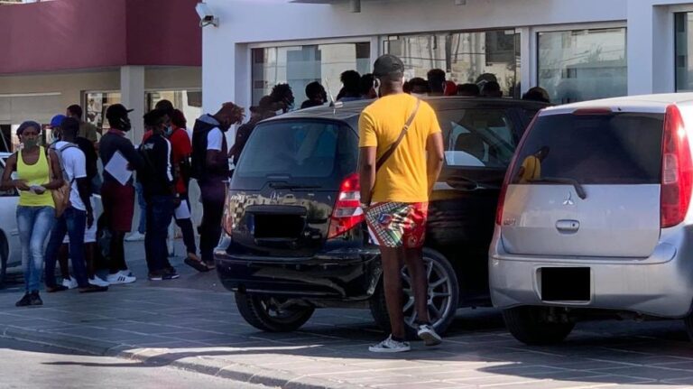 Η απάντηση των ΥΚΕ για τον συνωστισμό αλλοδαπών έξω από Επαρχιακά Γραφεία (VID)