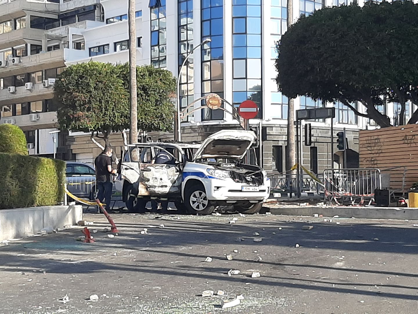 Αναρχία: Τραμπούκοι κρύφτηκαν στον όχλο και έβαλαν φωτιές στη Λεμεσό