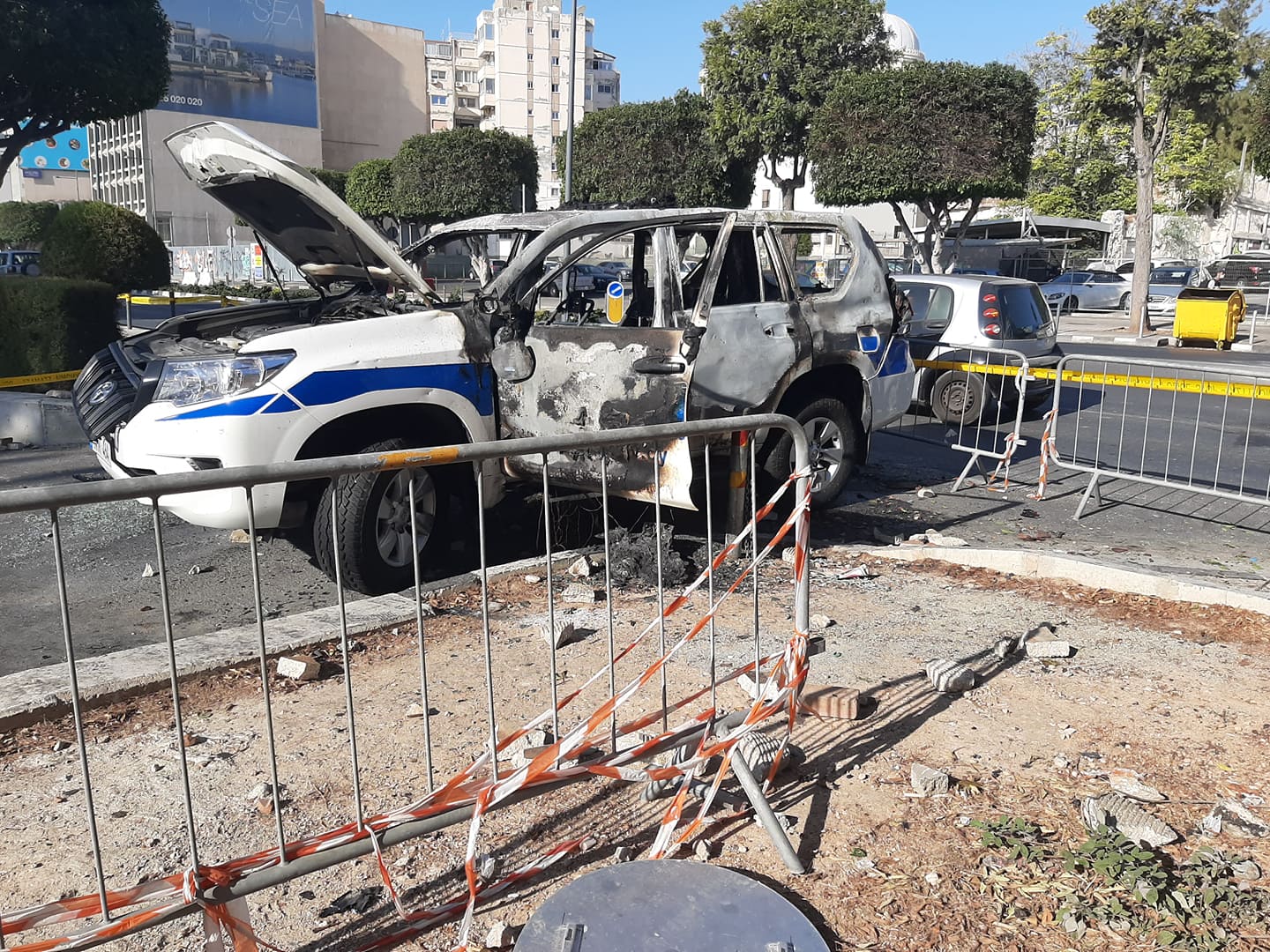 Με εγκαύματα στα χέρια οι δύο αστυνομικοί που επέβαιναν στο φλεγόμενο περιπολικό