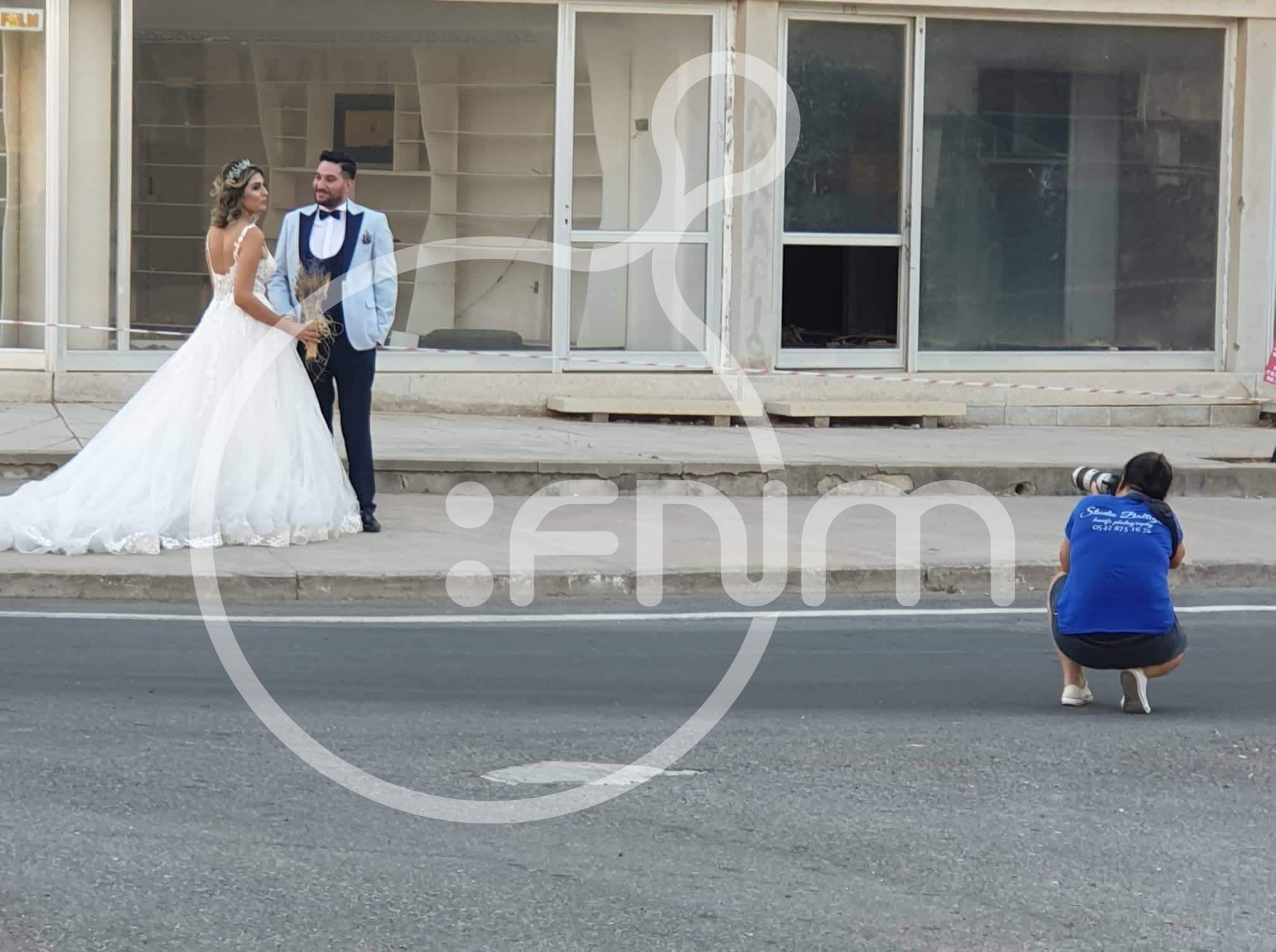 Νεόνυμφοι ποζάρουν στα Βαρώσια με φόντο σπίτια Ελληνοκυπρίων (ΦΩΤΟ)