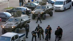 Ένοπλος κρατούσε για ώρες 17 ομήρους μέσα σε υποκατάστημα τράπεζας στη Γεωργία