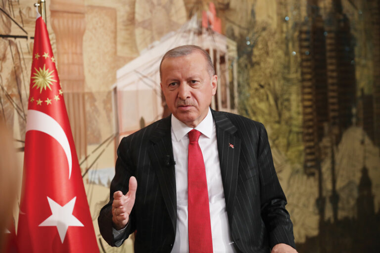 Συνεχίζει προκλητικά και καλεί σε μποϊκοτάζ των γαλλικών προϊόντων ο Ερντογάν