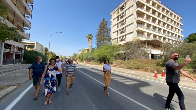 ΒΙΝΤΕΟ: Έποικοι και Τουρκοκύπριοι οι πρώτοι που πάτησαν "πόδι" στο Βαρώσι