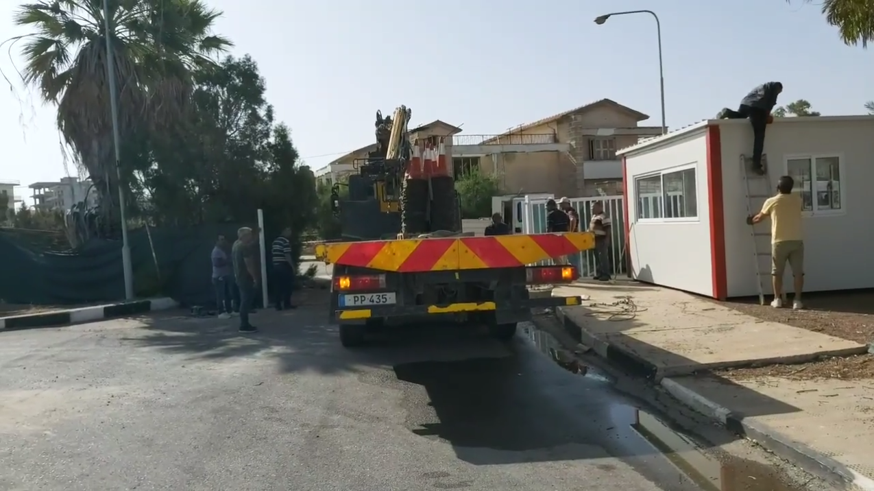 Έστησαν πύλη εισόδου στα Βαρώσια για να ελέγχουν οδηγούς και πεζούς (ΒΙΝΤΕΟ)