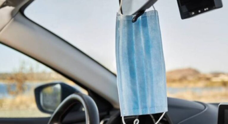 Τι λένε οι ειδικοί για τις μάσκες που … κρέμονται στα καθρεφτάκια (ΒΙΝΤΕΟ)